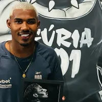 Cuiabano visita sede da Fúria Jovem do Botafogo e recebe quadro personalizado