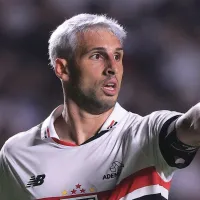 Calleri volta a treinar no gramado e avança na recuperação no São Paulo