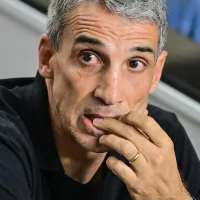 Vojvoda chuta o balde e fica muito irritado com chances perdidas do Santos