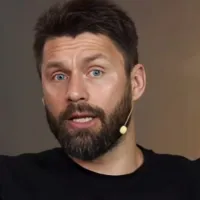 Sobis surpreende ao aceitar rebaixamento do Inter