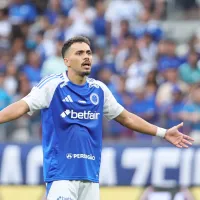 Eduardo é alvo da torcida durante Santos x Cruzeiro pelo Brasileirão