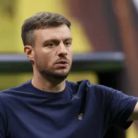 Martín Anselmi conversa com Textor nos bastidores