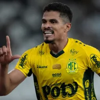 Lucas Ramon supera Cédric Soares em números no Brasileirão 2025