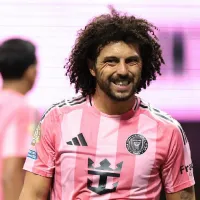 Superestrella de la WWE asiste a ver al Peluca... para apoyar al equipo rival