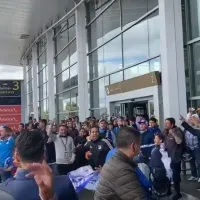 Hinchas hicieron Impresionante despedida a jugadores de Millonarios en el aeropuerto