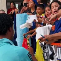 Así fue el lindo momento de Juan Cuadrado con unos niños en Barranquilla