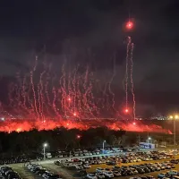 Show de los hinchas de América de Cali a las afueras del estadio del Deportivo Cali