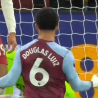 Jugador del Aston Villa le celebró el gol en la cara al portero del United