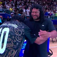 Video: la reverencia que le hizo Ronaldinho a René Higuita en Medellín