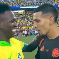 Gesto de grandeza: el saludo de Vinícius a Daniel Muñoz tras el empate de Brasil con la Selección Colombia