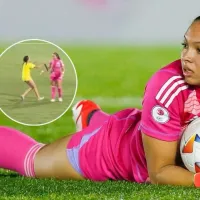 Luisa Agudelo, de la Selección Colombia, recibió regalo de hincha que invadió la cancha