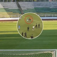 Jugadores en el fútbol colombiano entraron a la cancha a agredir al árbitro