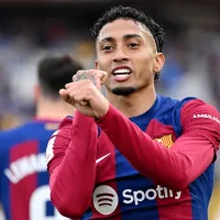 Raphinha repeats famous gesture of Neymar and Ronaldinho in FC Barcelona photo