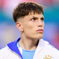 Alejandro Garnacho poses with jersey that might not please Cristiano Ronaldo