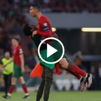 ¡Insólito! Espontáneo le hizo upa a Cristiano Ronaldo