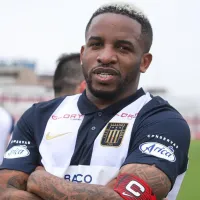 Jefferson Farfán le da con palo a Chicho Salas