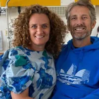 Mejora en la salud de Edwin van der Sar, sale de cuidados intensivos