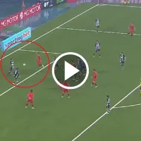 Le quedó picando en el área chica y la tiró por arriba del travesaño