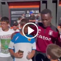 Insólito: hinchas del Valencia confunden a Jakob Ramsey del Aston Villa con un ghanés