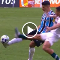 ¡PLANCHAZO! Luis Suárez se llevó un patadón y estalló contra el árbitro