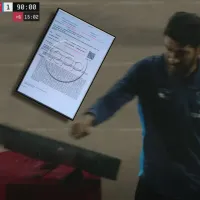 Denuncia y deuda gigante para Sebastián Abreu por romper pantalla del VAR