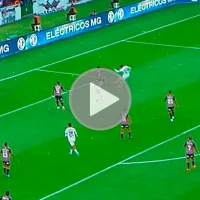 Paolo Guerrero casi marca golazo para Liga de Quito entre la marca de dos hombres