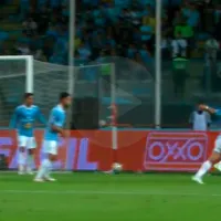 La mano en el área de Brenner que el árbitro no sancionó a favor de la \'U\'