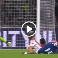 Blooper y golazo: Aubameyang se resbaló y le salió un tiro inatajable