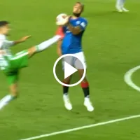 (VIDEO) Descalificadora patada de Bartra en la Europa League