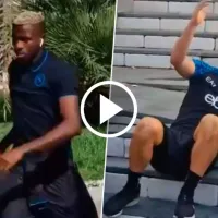 Tensión: Osimhen ignoró a sus compañeros en su llegada al hotel