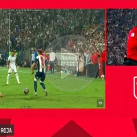 Bernardo Cuesta le mete codo a Carlos Zambrano, pero el árbitro solo le puso tarjeta amarilla