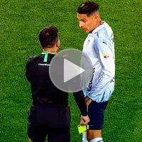 Paolo Guerrero se enojó por desleal acción, se descontroló y el árbitro le mostró la amarilla