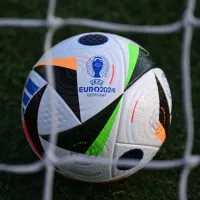 La Eurocopa presenta un balón que puede marcar fueras de juego y manos