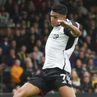 VIDEO: Jiménez casi convierte un golazo de volea en Fulham