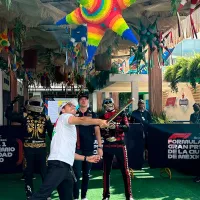 “No pierdas el tino”… Checo y Max Verstappen rompen la piñata