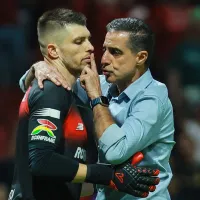 Hubo banca: Renato Paiva consoló a Tiago Volpi tras sus penales fallados vs. Cruz Azul