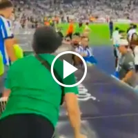 ¡De locos! Rodrigo Aguirre invita a pelear a un aficionado de Rayados tras la eliminación