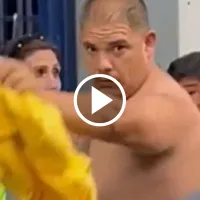 ¡Lamentable! Aficionados de Cruz Azul obligan a familia del América a quitarse sus playeras