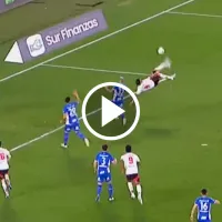 Video: la espectacular acrobacia de Maxi Meza que casi acaba en gol