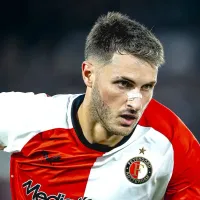 El histórico delantero que defendió a Santiago Giménez de las críticas en Feyenoord