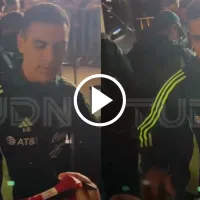 VIDEO: la reacción viral de Rafa Márquez al recibir una camiseta de Chivas para firmar