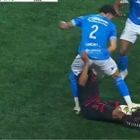 ¡Qué locura! La escalofriante entrada de Jorge Sánchez de Cruz Azul vs. Xolos que le costó la expulsión en la Liguilla