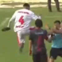 Locura en el ascenso argentino con un jugador que atacó brutalmente a un árbitro