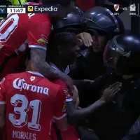 ¡Momentazo! Golazo de Helinho a Rayados y celebración TOP con un policía de Toluca