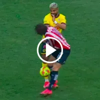 Brutal patada: la expulsión de Cade Cowell en Chivas-América… ¡a los 5 minutos de ingresar!