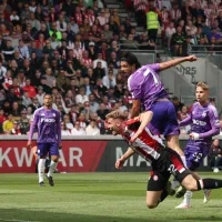 Raúl Jiménez se eleva y marca de cabeza para Fulham en la Premier League ante Brentford