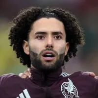 ¿Rayados o Tigres? Interceptan al Chino Huerta en un aeropuerto