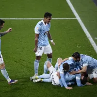 Renato Tapia seguido muy de cerca por el Porto