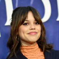 Jenna Ortega fue vista fumando en público y su madre criticó ese hábito en redes