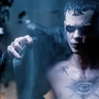 La remake de un clásico de culto: primeras imágenes de Bill Skarsgård en El Cuervo